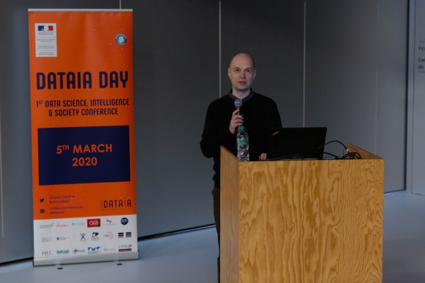 Aapo Hyvärinen, professeur invité par l'Institut DATAIA, pendant son keynote sur l'apprentissage statistique non supervisé