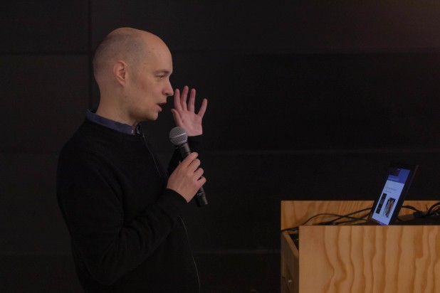 Aapo Hyvärinen, professeur invité par l'Institut DATAIA, pendant son keynote sur l'apprentissage statistique non supervisé
